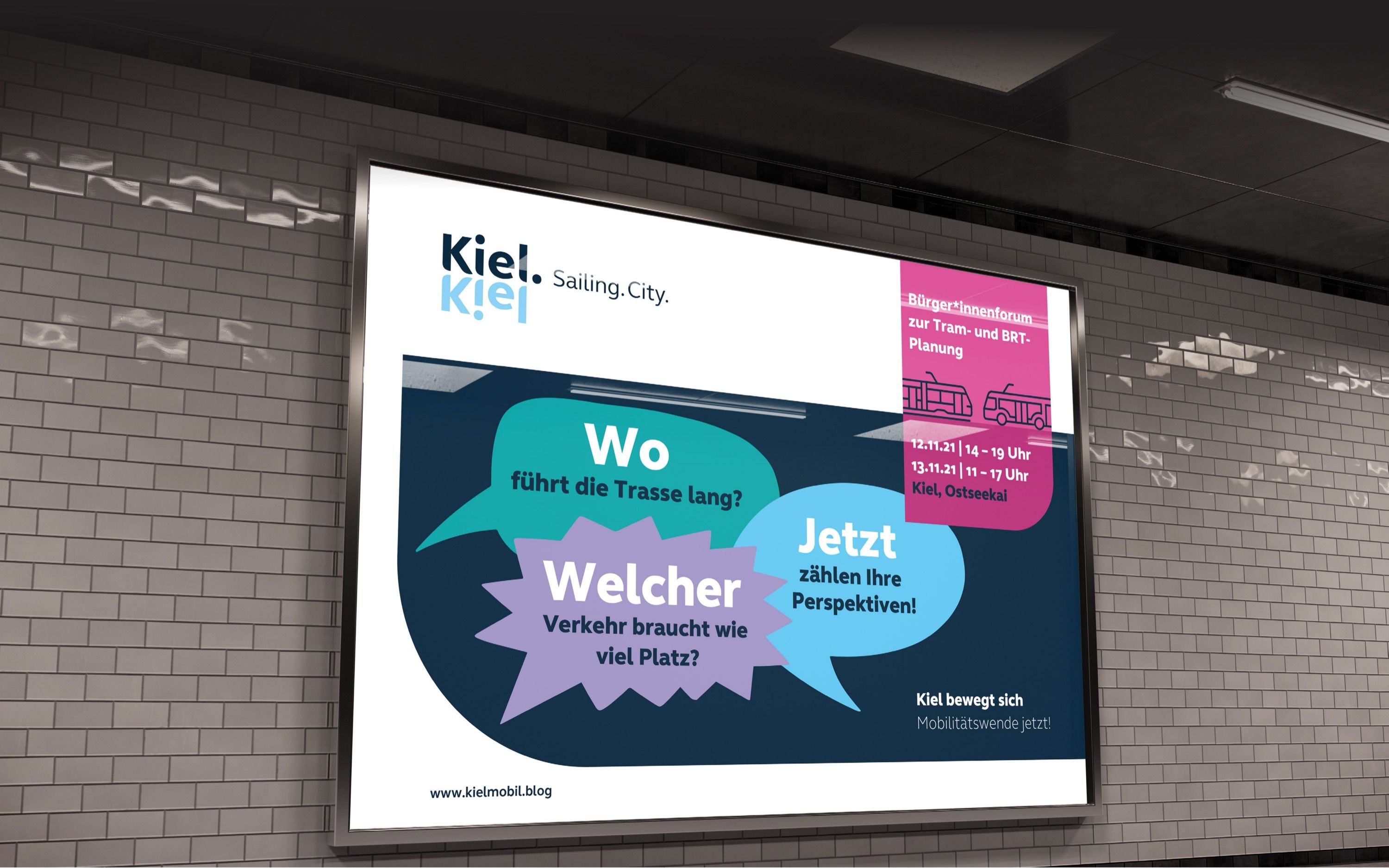 City-Light-Poster mit den Kampagnenfragen „Wo führt die Trasse lang?" und „Welcher Verkehr braucht wie viel Platz?"