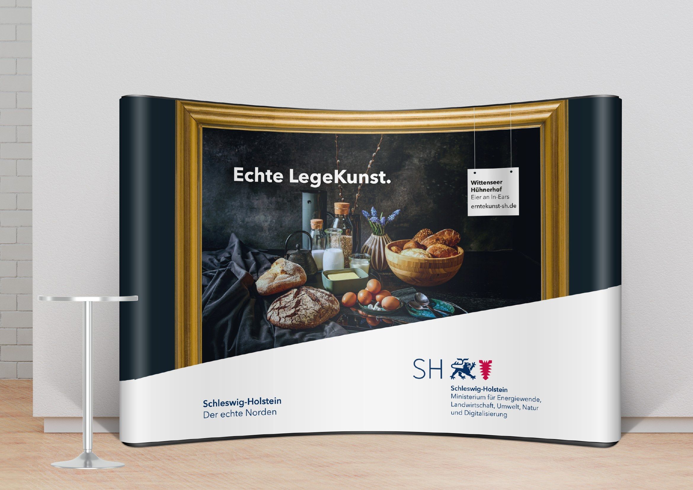 Gebogene Messewand mit dem Motiv „Echte LegeKunst"
