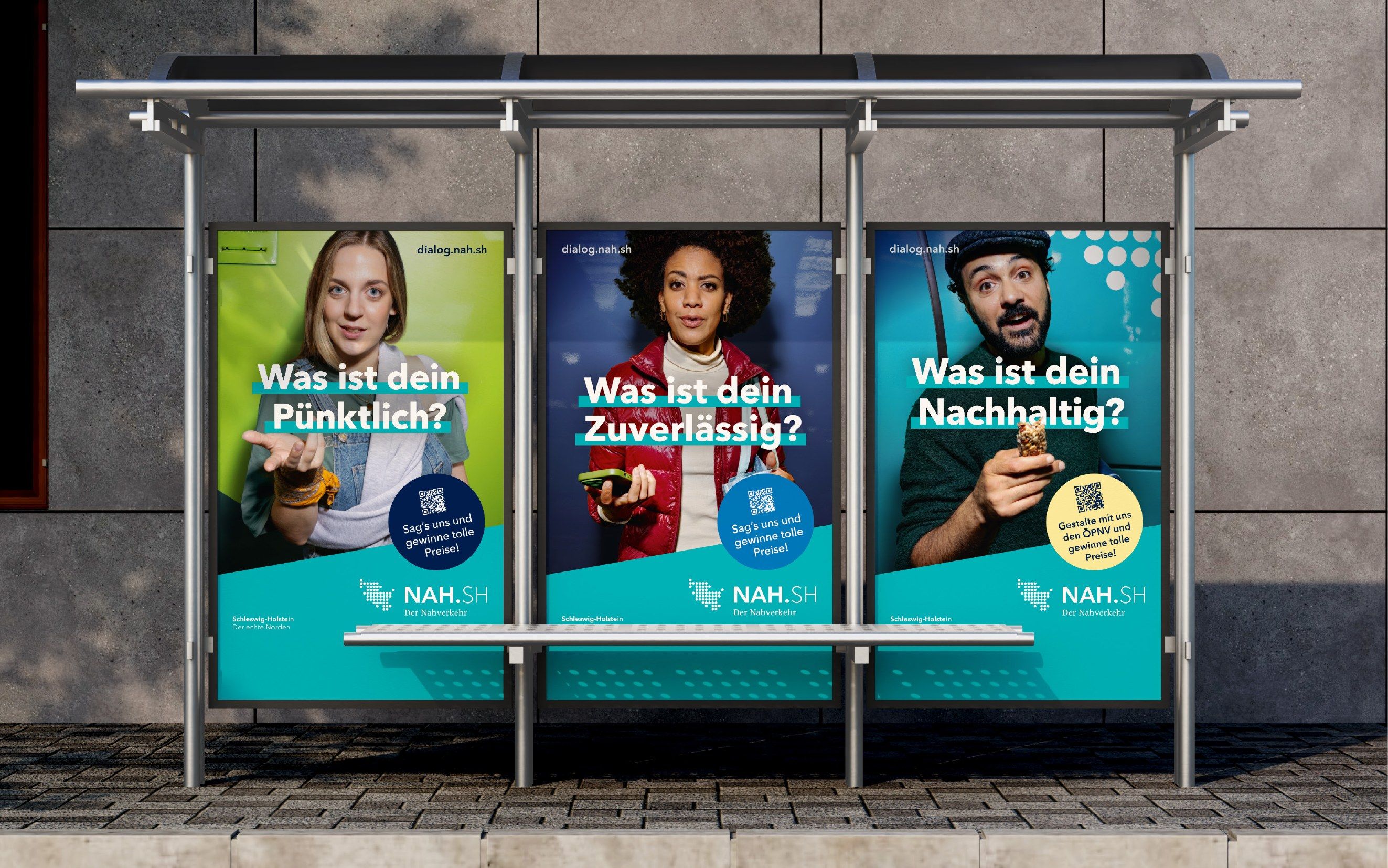 Drei Kampagnenplakate an einer Bushaltestelle
