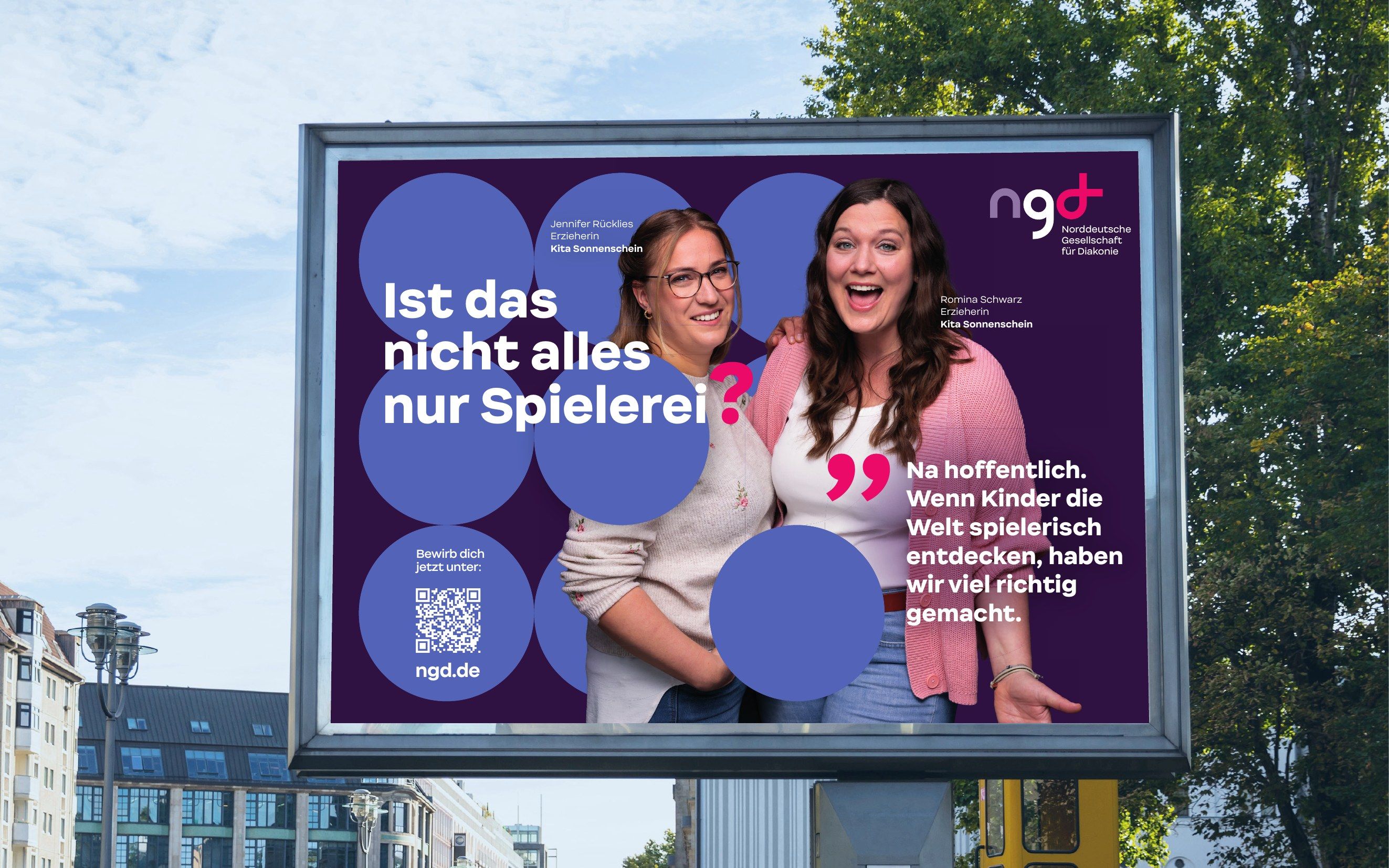 City-Light-Poster im Straßenraum mit dem Motiv „Ist das nicht alles nur Spielerei?"