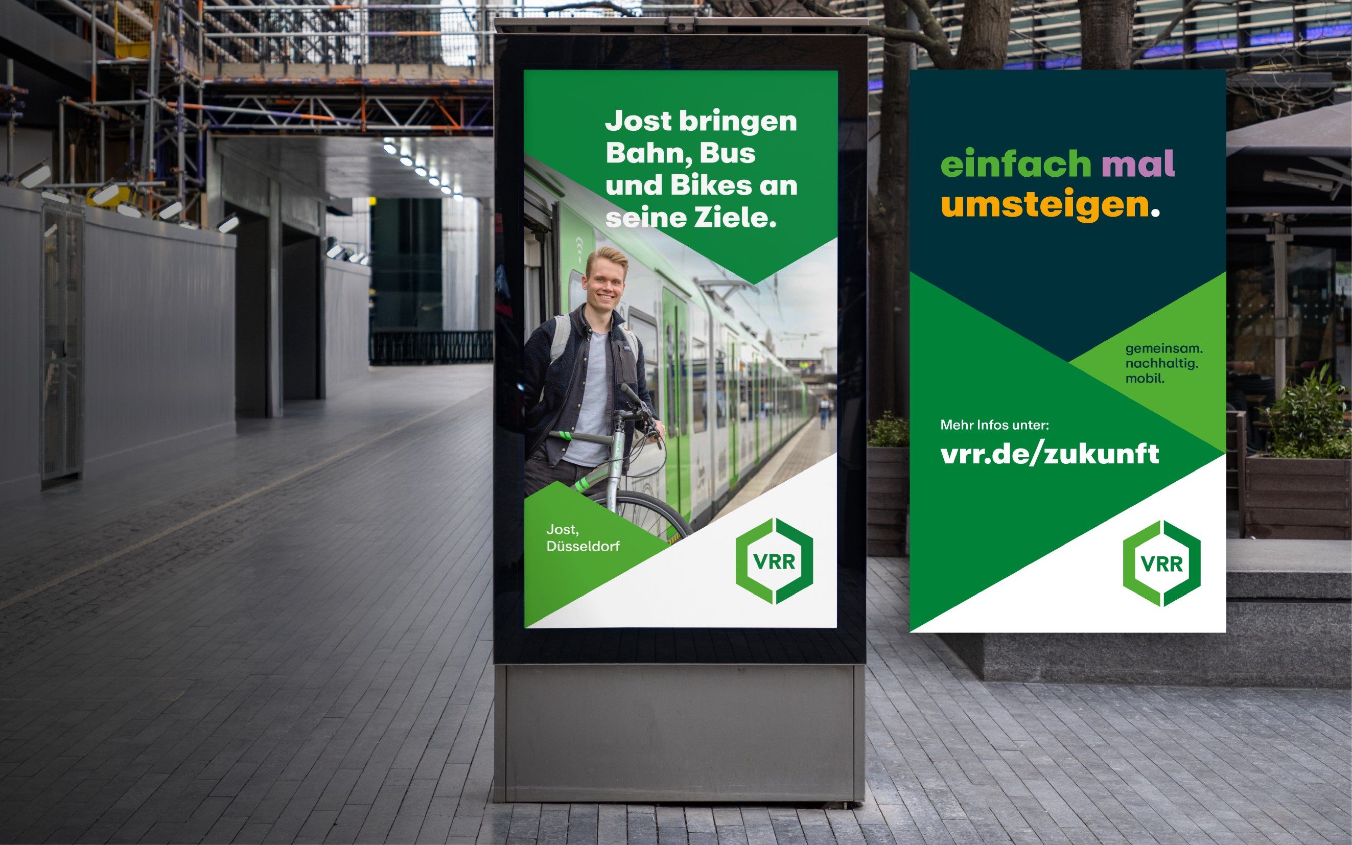Digitale Stelen im Bahnhof mit zwei Kampagnenmotiven